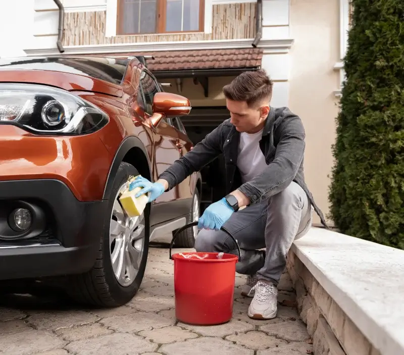 Lavage auto à domicile Préporché : professionnel intervenant sur un véhicule